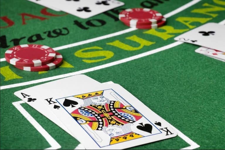 Antarmuka permainan Hacksaw Gaming dengan gulungan yang berputar, garis pembayaran yang ditampilkan, dan panel informasi bonus di sebelahnya